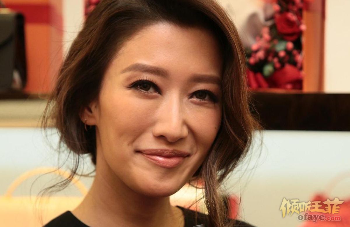 组图：谢霆锋妹妹穿黑色单肩裙大秀美腿名媛气质优雅迷人