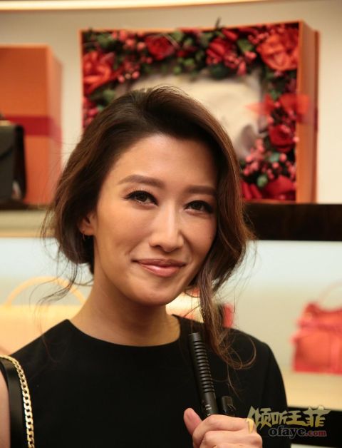 组图：谢霆锋妹妹穿黑色单肩裙大秀美腿名媛气质优雅迷人