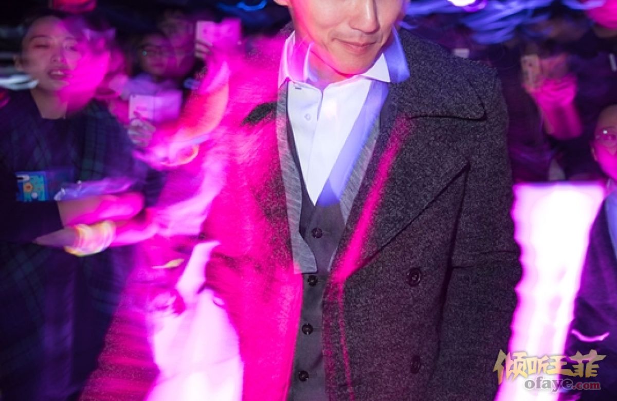 组图：谢霆锋突袭粉丝聚会现场送亲手制作甜点超暖心