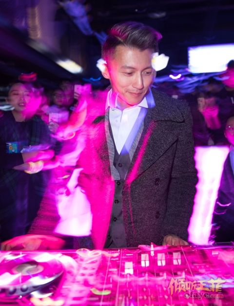 组图：谢霆锋突袭粉丝聚会现场送亲手制作甜点超暖心