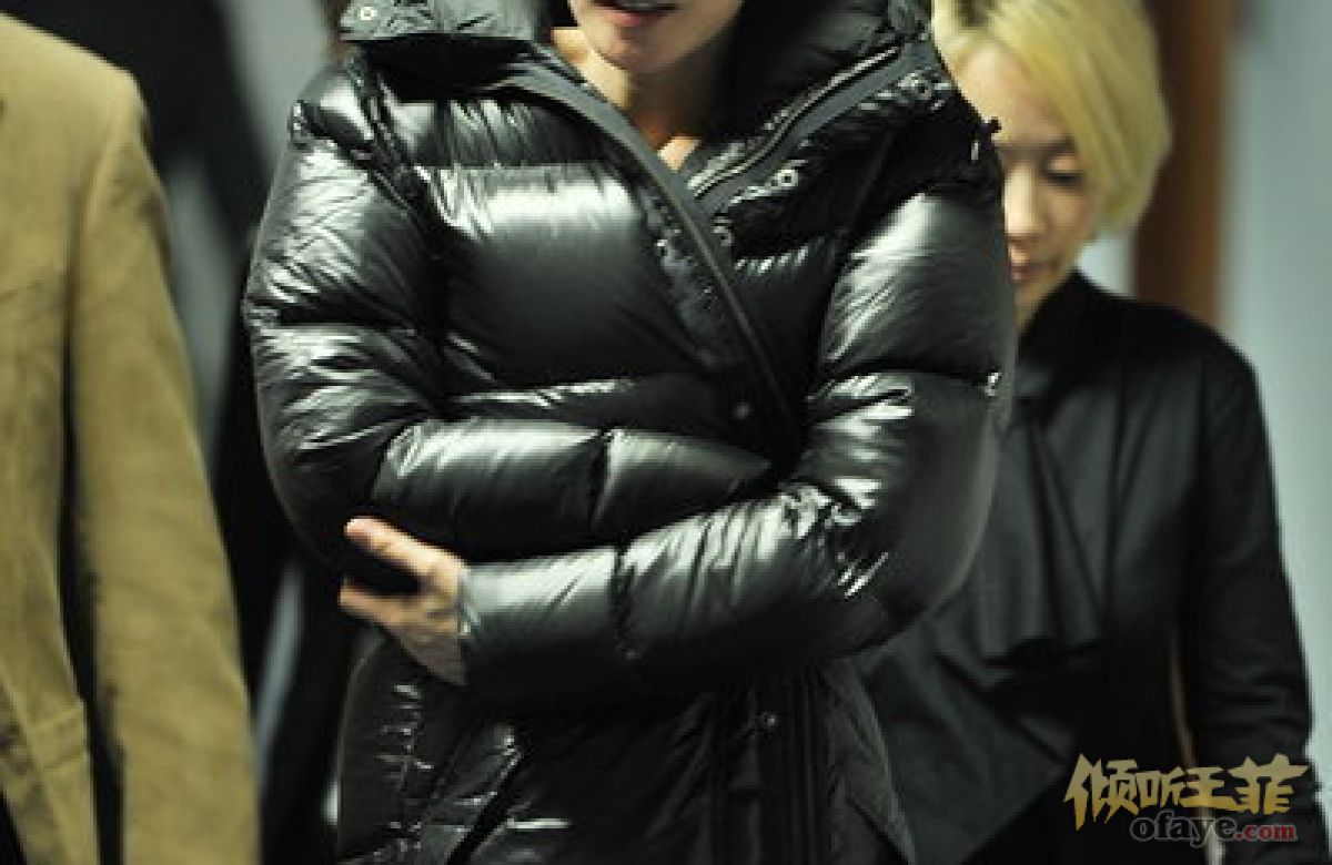 王菲办音乐会李嫣躺老爸李亚鹏怀中撒娇