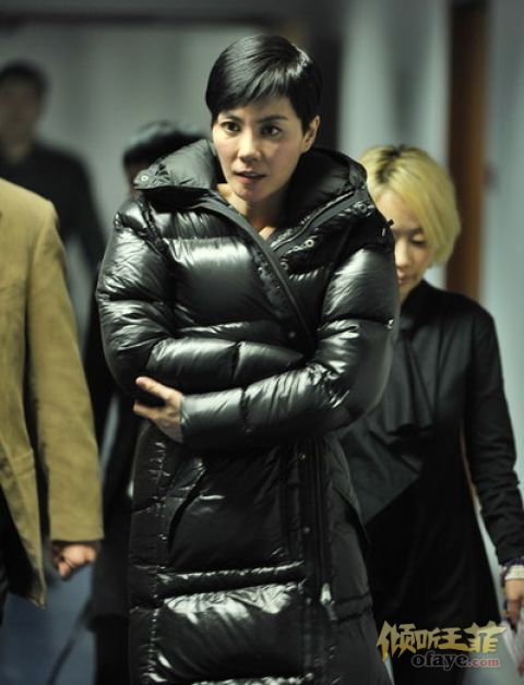 王菲办音乐会李嫣躺老爸李亚鹏怀中撒娇