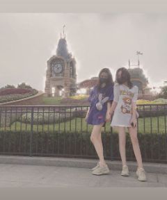 组图：李嫣游迪士尼晒王菲同款长腿打扮时髦比窦靖童更爱美