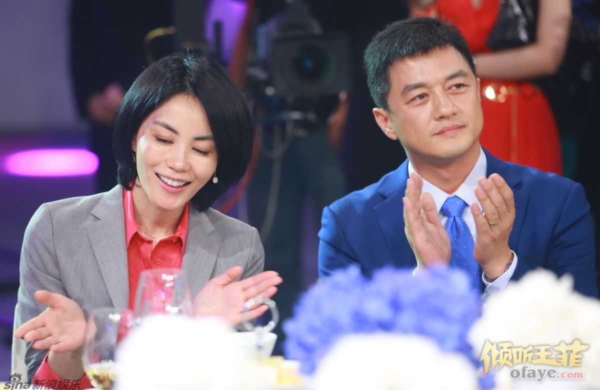 芭莎明星慈善夜现场 王菲卖萌献爱心