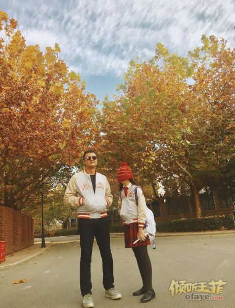 组图：李亚鹏与女儿穿亲子装合照12岁李嫣身高已超老爸肩膀