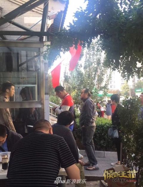 组图：网友偶遇窦唯排队买小吃扎丸子头穿拖鞋无人围观