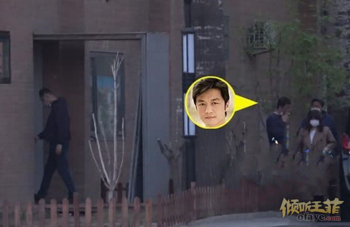 组图：李亚鹏现身街头打扮低调与朋友看门店选址全程眉头紧锁