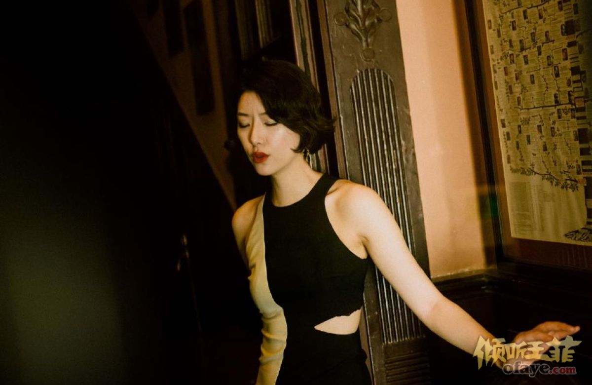 组图：李亚鹏女朋友晒九宫格写真穿拼色露腰裙大秀曼妙身姿