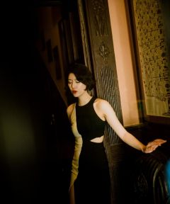 组图：李亚鹏女朋友晒九宫格写真穿拼色露腰裙大秀曼妙身姿