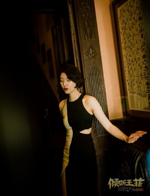 组图：李亚鹏女朋友晒九宫格写真穿拼色露腰裙大秀曼妙身姿