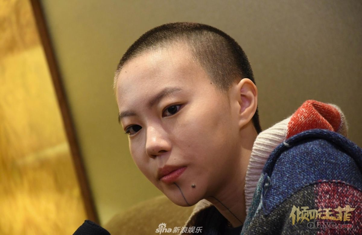 组图：窦靖童光头新造型受访害羞摸头又帅又萌