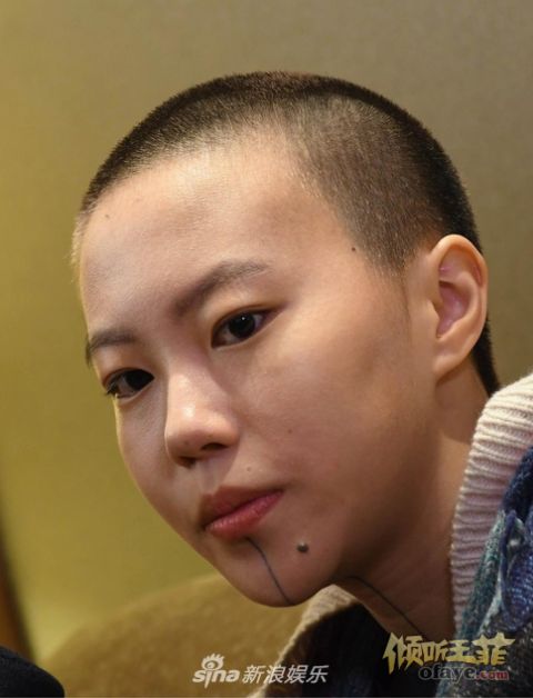 组图：窦靖童光头新造型受访害羞摸头又帅又萌