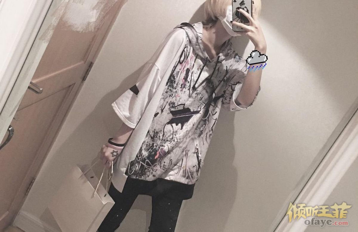 组图：窦唯二女儿窦佳嫄近照身材纤细穿印花卫衣染金发潮范足