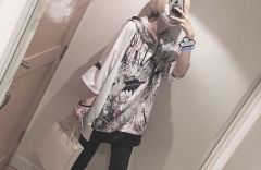 组图：窦唯二女儿窦佳嫄近照身材纤细穿印花卫衣染金发潮范足
