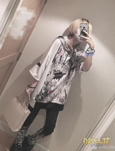 组图：窦唯二女儿窦佳嫄近照身材纤细穿印花卫衣染金发潮范足