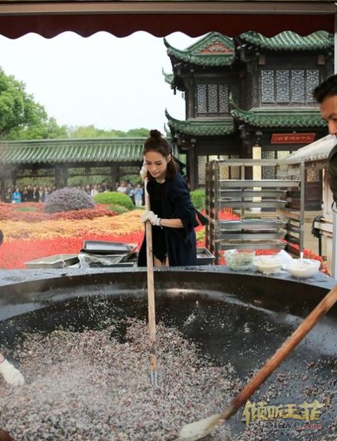 组图：《锋味》谢霆锋狂炒大锅饭阿娇何超莲助力变身怪力萝莉