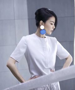 组图：王菲节目海报曝光一席白裙身材修长成逆光女神