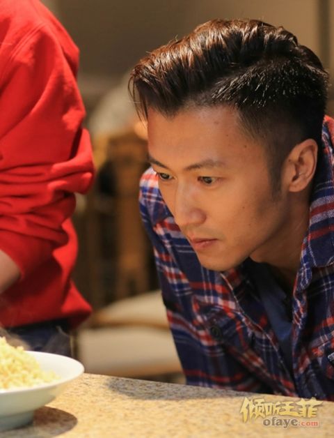 组图：《锋味》谢霆锋现身扬州大秀厨艺阿娇何超莲街头狂吃夜宵