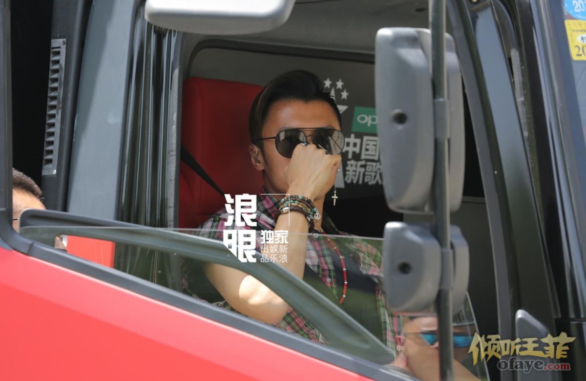 独家！谢霆锋坐试音车录制《新歌声》格子衫配墨镜背头复古帅气