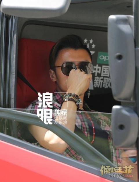 独家！谢霆锋坐试音车录制《新歌声》格子衫配墨镜背头复古帅气