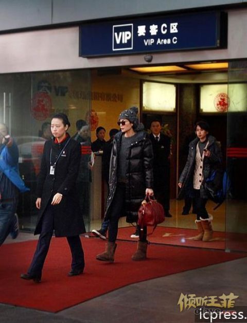 王菲抵重庆歌迷疯狂追随 羽绒服造型朴素