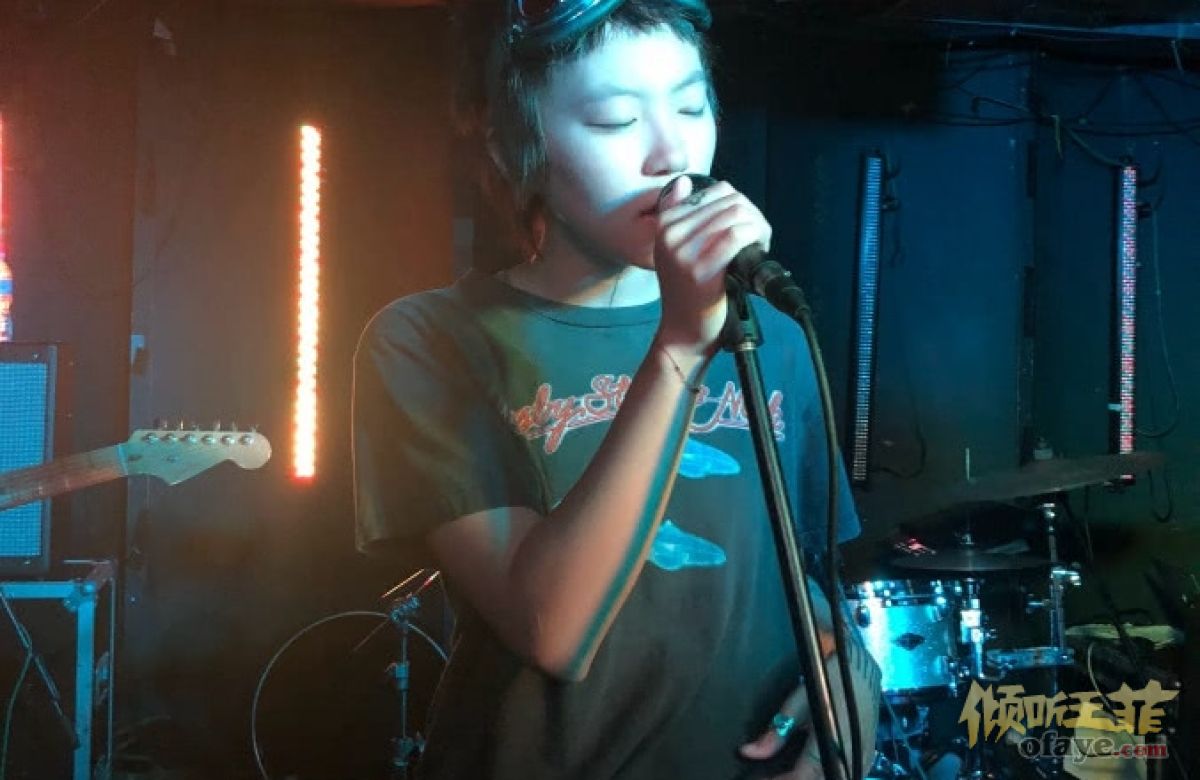 组图：潇洒随老爸！窦靖童伦敦街头吞云吐雾获男友人点烟