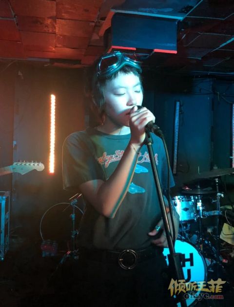 组图：潇洒随老爸！窦靖童伦敦街头吞云吐雾获男友人点烟