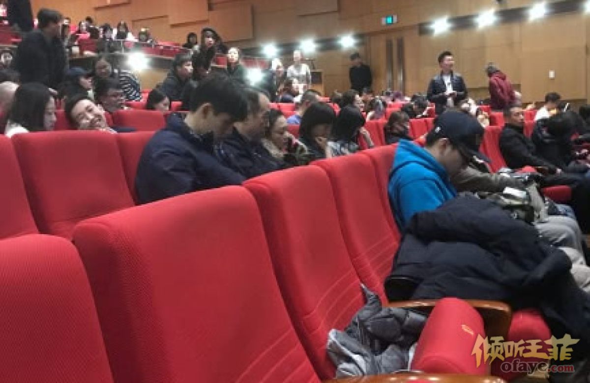 组图：赵薇首部话剧获众星捧场陈凯歌一家窦靖童等现身支持
