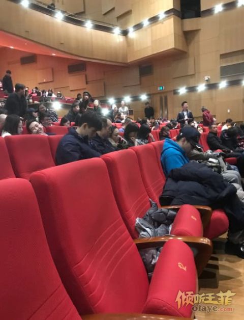 组图：赵薇首部话剧获众星捧场陈凯歌一家窦靖童等现身支持
