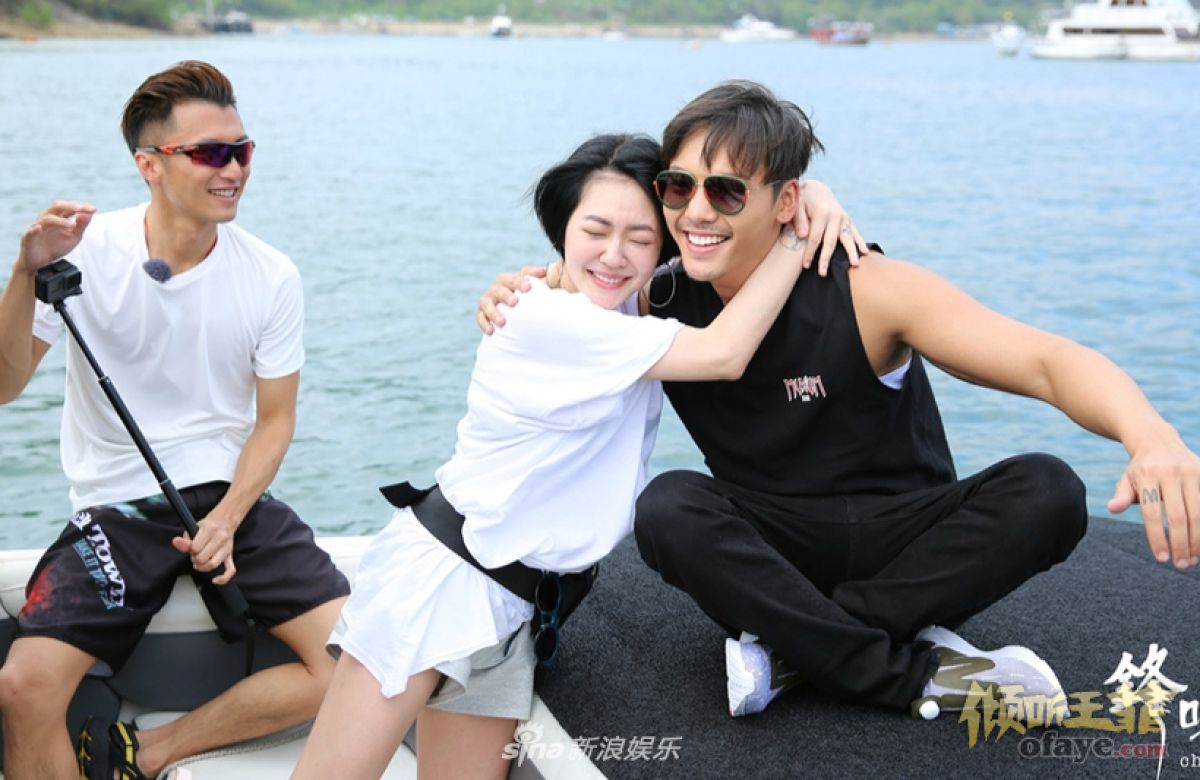 组图：小S录节目熊抱偶像满脸幸福陈伟霆大秀滑水技巧荷尔蒙爆棚