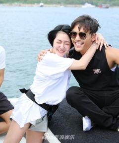 组图：小S录节目熊抱偶像满脸幸福陈伟霆大秀滑水技巧荷尔蒙爆棚