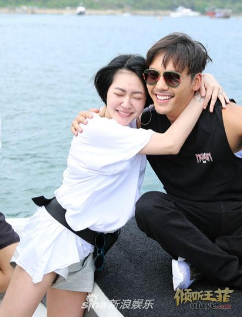 组图：小S录节目熊抱偶像满脸幸福陈伟霆大秀滑水技巧荷尔蒙爆棚