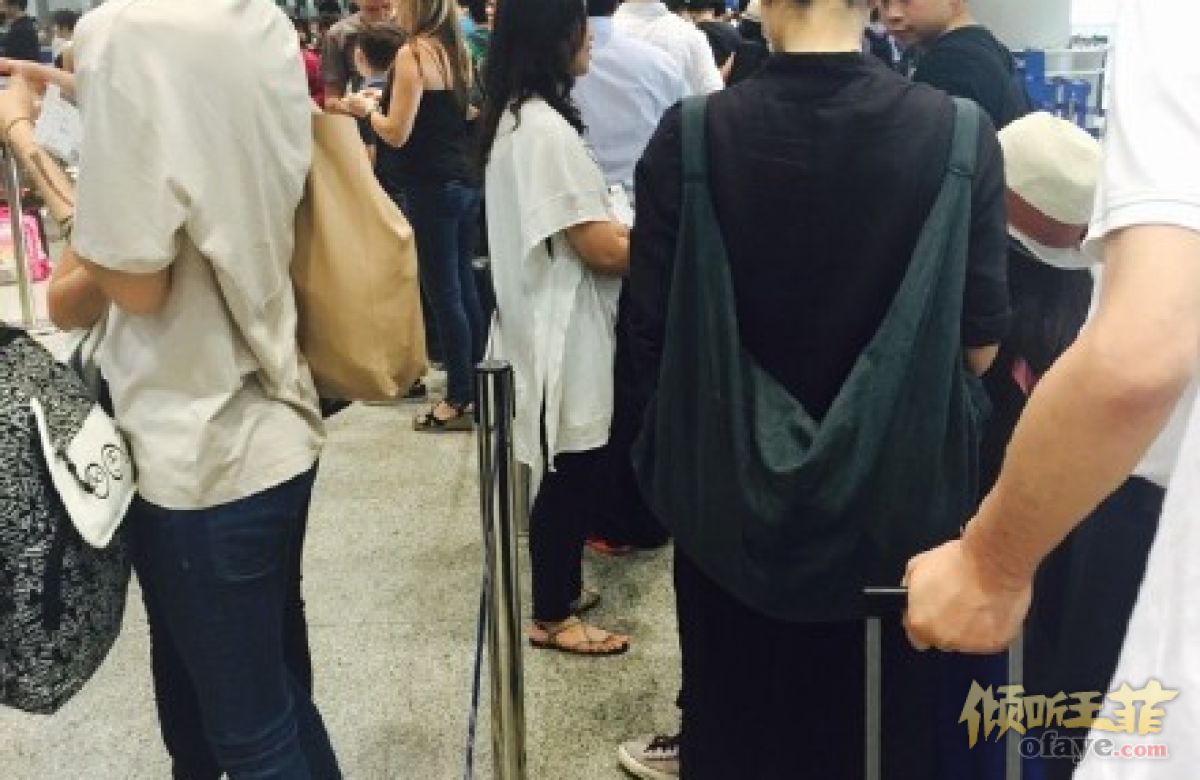 王菲携女儿李嫣现身机场 网友大赞美艳！