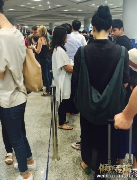 王菲携女儿李嫣现身机场 网友大赞美艳！