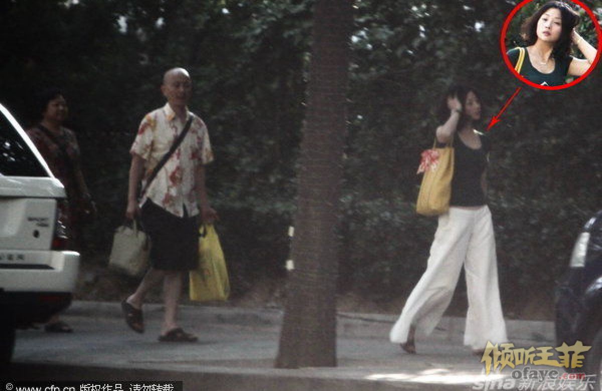 殷桃拷贝王菲经典发型 手抚秀发娇媚动人