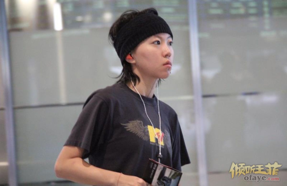 组图：窦靖童机场现身酷范十足发带束发手提小箱还亲切合影