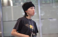 组图：窦靖童机场现身酷范十足发带束发手提小箱还亲切合影