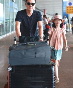 组图：李亚鹏罕见携女儿公开现身11岁李嫣大气有范像足王菲