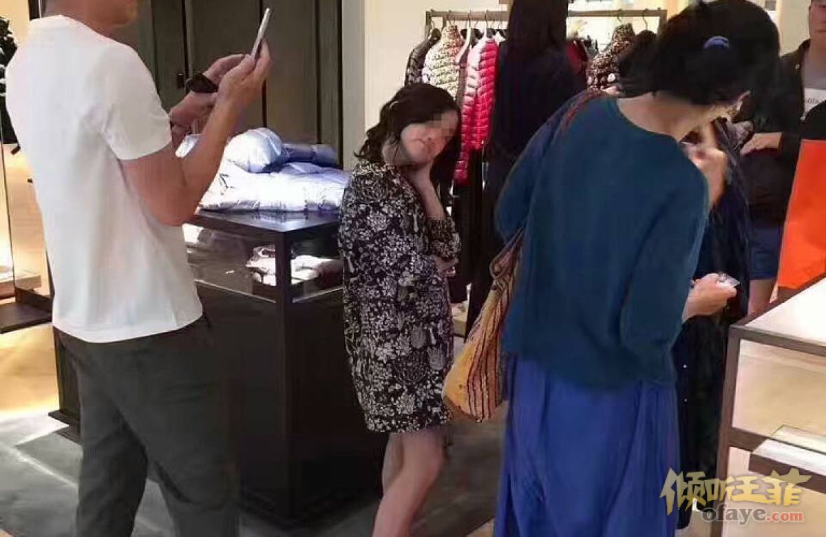 组图：李嫣巴黎逛街秀长腿李亚鹏为女儿当专属摄影师