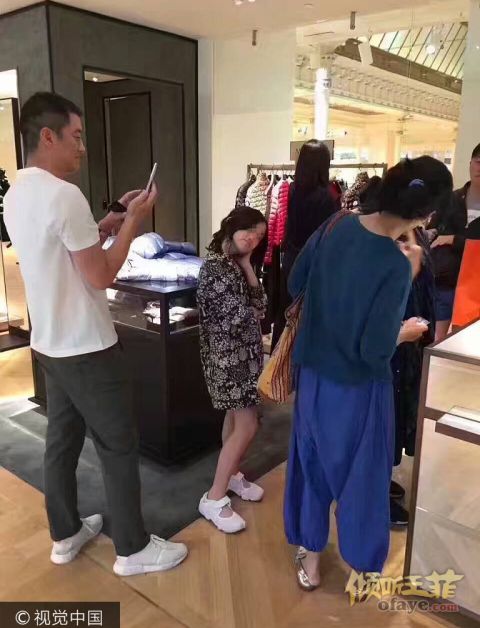组图：李嫣巴黎逛街秀长腿李亚鹏为女儿当专属摄影师