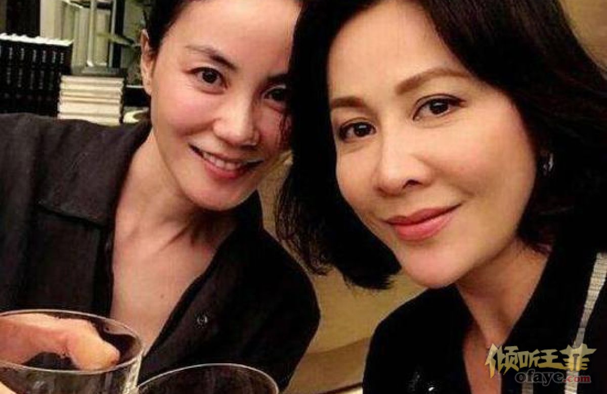 组图：52岁刘嘉玲冻龄满分气色不输47岁王菲