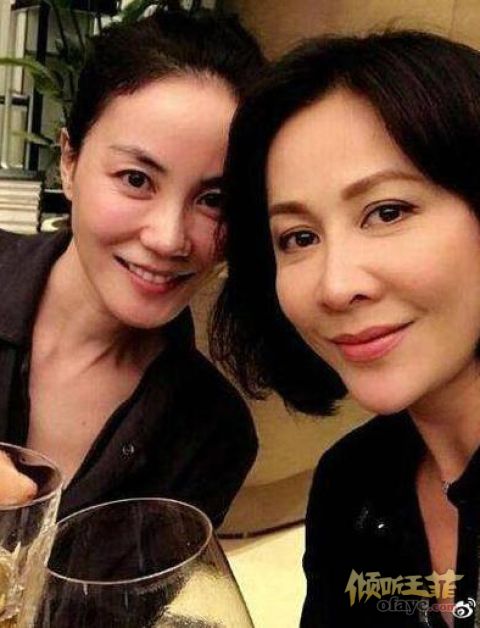 组图：52岁刘嘉玲冻龄满分气色不输47岁王菲