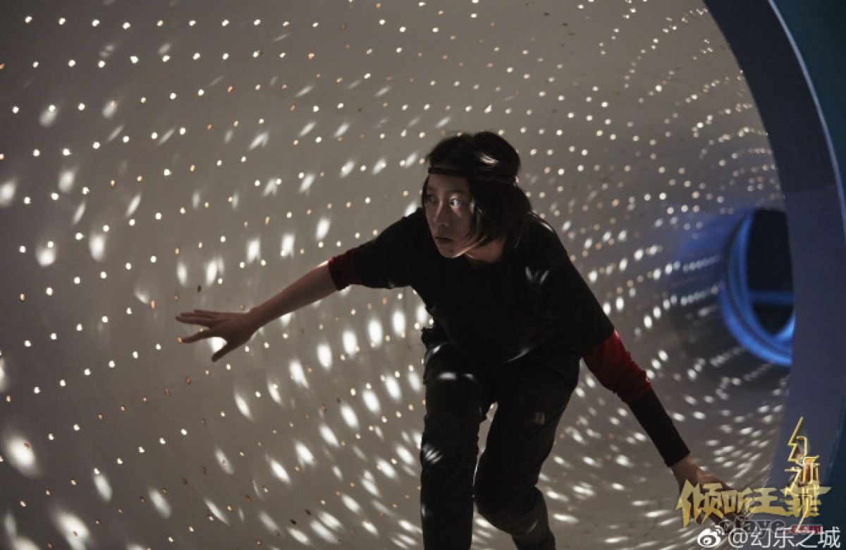 组图：窦靖童与王菲同台挑战唱演人戴猴子面具古灵精怪专注排练