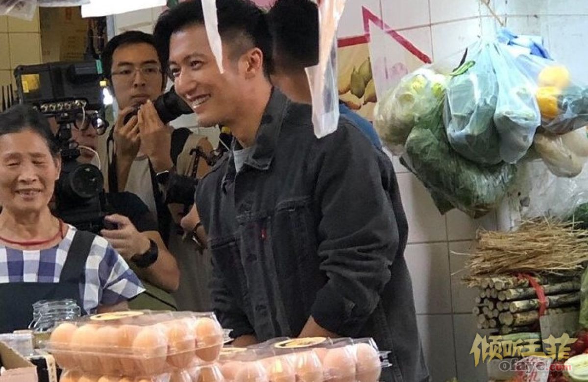 组图：谢霆锋身穿牛仔外套现身菜市场认真挑菜咧嘴笑帅气难掩