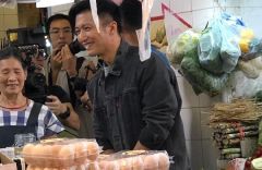 组图：谢霆锋身穿牛仔外套现身菜市场认真挑菜咧嘴笑帅气难掩