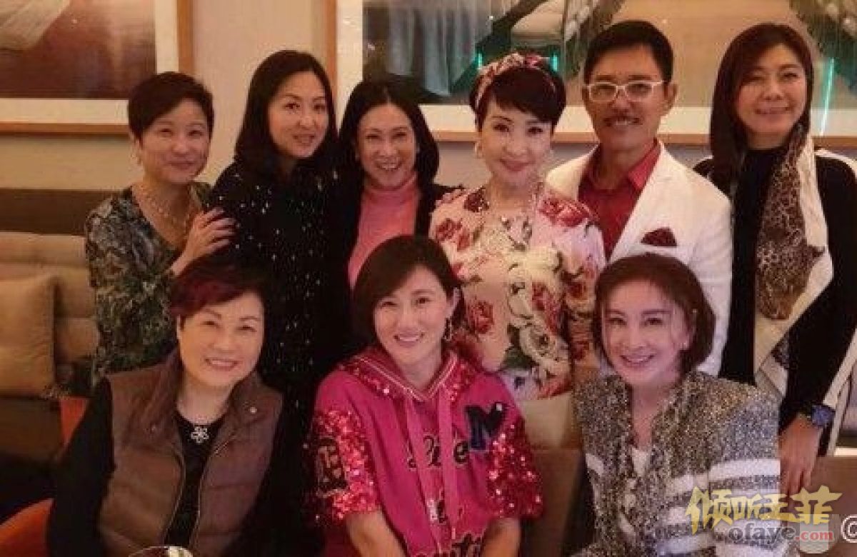 组图：谢霆锋妈妈狄波拉生日泪洒现场67岁的她保养得真好