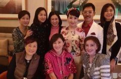 组图：谢霆锋妈妈狄波拉生日泪洒现场67岁的她保养得真好