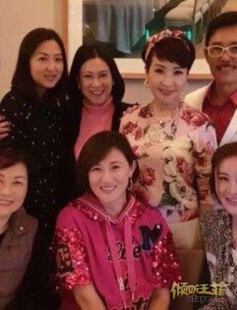 组图：谢霆锋妈妈狄波拉生日泪洒现场67岁的她保养得真好