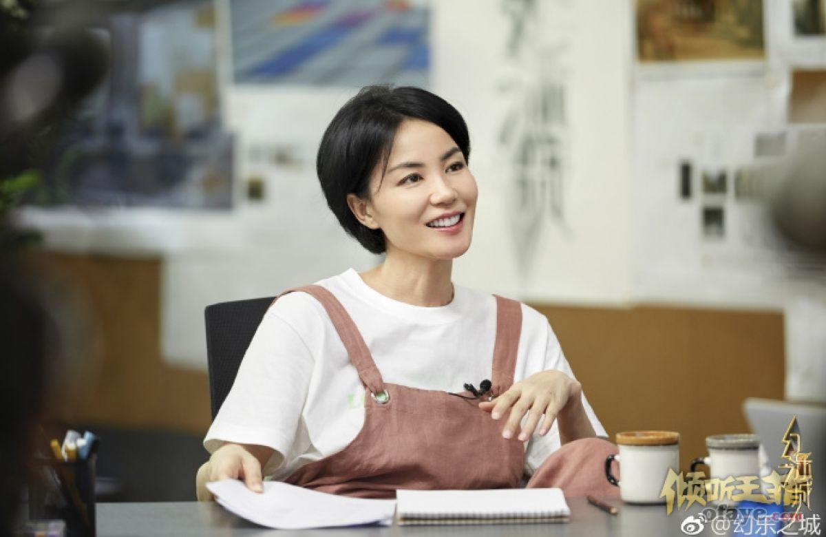 组图：冻龄女神！王菲穿粉色背带裤似少女短发清爽不见岁月痕迹