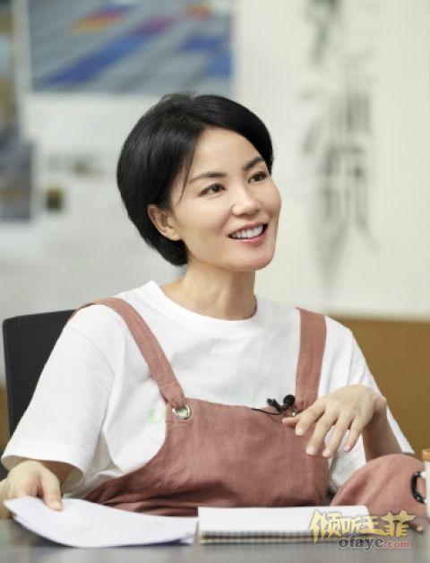 组图：冻龄女神！王菲穿粉色背带裤似少女短发清爽不见岁月痕迹